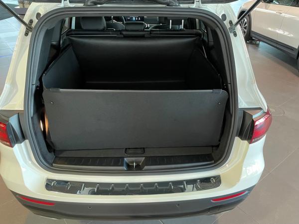 Mercedes EQB bekommt eine wasserdichte hohe Kofferraumwanne, sobald der Stossstangenschutz hochgestellt ist, hochwertiger Kofferraumschutz, in der 1.Gebrauchsstellung werden die Rückenlehnen bombenfest geschütz, ohne dass an den Laderaum Zugeständnisse ge